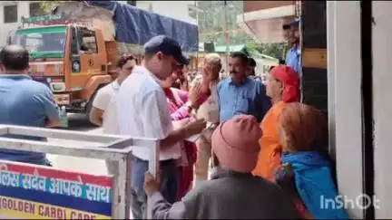 डुंडा: समाज कल्याण और जिला बाल कल्याण समिति ने मंदिरों के बाहर भीख मांग रहे बुजुर्गों से मुलाकात कर की काउंसलिंग