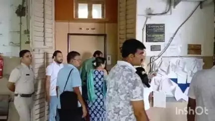 চুঁচুড়া-মগরা: মঙ্গলবার থেকে শর্তসাপেক্ষে ফের চলবে বাস, চুঁচুড়ায় জেলা প্রশাসনের সঙ্গে বৈঠকে সিদ্ধান্ত বাস সংগঠনগুলির