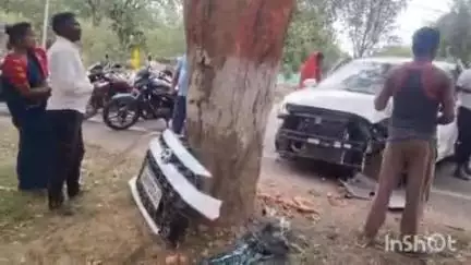 चतरा: चतरा-इटखोरी मार्ग पर ब्रह्मपुर मोड़ के पास कार पेड़ से टकराई, चालक घायल