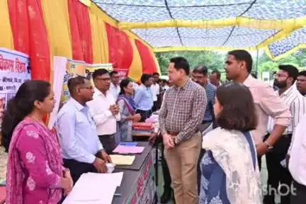 नगरी: केरेगांव में आयोजित संतृप्तिकरण शिविर में दिल्ली से पहुंचे ट्राइफेड के एमडी हृदयेश कुमार