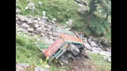 मुनस्यारी: थल मुनस्यारी मार्ग में बेटुलीधार के पास ट्रक हुआ दुर्घटनाग्रस्त, चालक घायल