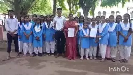 धमतरी: जान जोखिम में डालकर पढ़ाई के लिए जाते हैं शहर, भोयना के विद्यार्थियों ने गांव में हायर सेकेंडरी स्कूल खोलने की मांग की