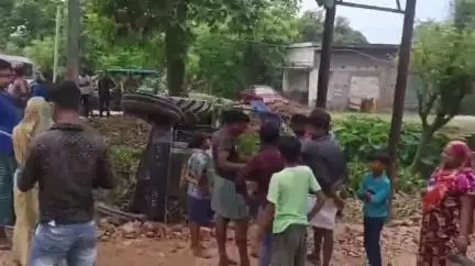 জলঙ্গি: কালীগঞ্জে প্রথমে চায়ের দোকানে ধাক্কা, পরে সাহেবরামপুরে উল্টে গেল ট্রাক্টর; আহত 2