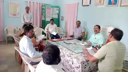 శింగనమల: సింగనమల మండల కేంద్రంలోని మండల స్థాయి అధికారులతో సమావేశం నిర్వహించిన ఎంపీడీవో భాస్కర్