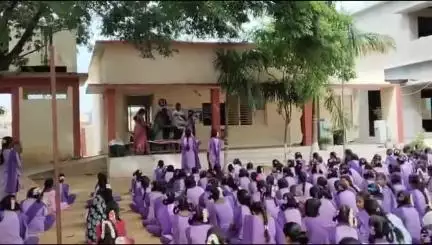 సర్వేపల్లి రాధాకృష్ణ విద్యామిత్ర కిట్లు పంపిణీ చేసిన కలికిరి అభివృద్ధి కమిటీ చైర్మన్ రెడ్డి వారి యోగేష్ రెడ్డి
