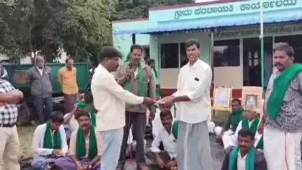 ಗುಂಡ್ಲುಪೇಟೆ: 'ಲಂಚ ಪಡೆದಿದ್ದು ತಪ್ಪಾಗಿದೆ ಕ್ಷಮಿಸಿ' ಶಿವಪುರದಲ್ಲಿ ರೈತ ಸಂಘಟನೆ ಪ್ರತಿಭಟನೆಗೆ ಹೆದರಿ ಲಂಚದ ಹಣ ಹಿಂತಿರುಗಿಸಿದ ನೌಕರ
