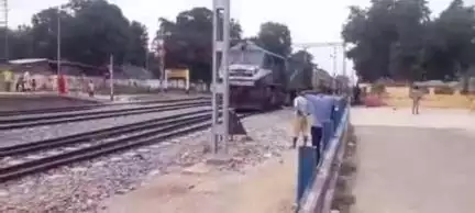 ठाकुरगंज: गलगलिया-अररिया रेल लाइन पर दौड़ी ट्रेन, ठाकुरगंज पहुंचने पर हुआ भव्य स्वागत