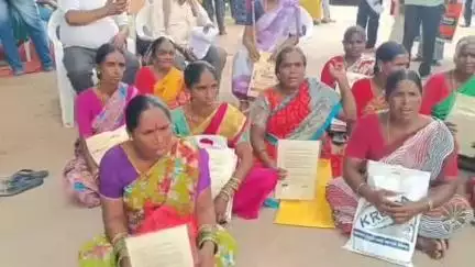 మనోహరాబాద్: ఘనపూర్ గ్రామంలో నిర్వహిస్తున్న భూ భారతి రెవిన్యూ సదస్సులో తమకు న్యాయం చేయాలంటూ అధికారులను నిలదీసిన రైతులు