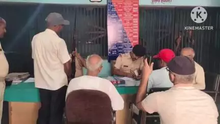एकंगरसराय: एकंगरसराय थाना में विधानसभा चुनाव के मद्देनज़र लाइसेंसी शस्त्रों का हो रहा सत्यापन