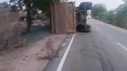 मोहनगढ़: बर्माताल के पास अनियंत्रित होकर पलटा गिट्टी-सीमेंट से लदा एक ट्रक, बड़ा हादसा टला