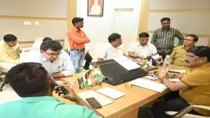 गोमिया: मंत्री योगेंद्र प्रसाद ने अपने आवासीय कार्यालय में जनता की समस्याओं को सुना
