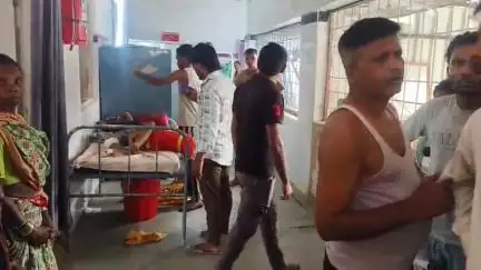 घुघरी: तबलपानी गांव में दो बाइकों के बीच हुई टक्कर, दो लोग हुए घायल