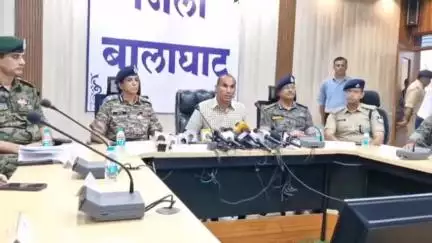 बालाघाट: पुलिस कंट्रोल रूम में IG संजय सिंह ने की प्रेस वार्ता, कहा: पुलिस से डर है तो मीडिया के सामने आत्मसमर्पण करें नक्सली