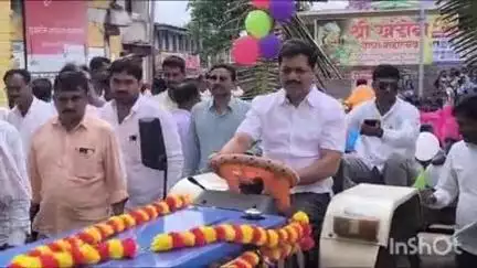 कळंब: देवधानोरा गावात आमदार कैलास पाटील यांनी स्व:ता ट्रॅक्टर चालवत विद्यार्थ्यांना सोडले शाळेत