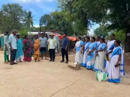 పినపాక: అనంతారంలో జ్వర పీడితులను పరామర్శించి చికిత్స అందించిన డాక్టర్ రవితేజ వైద్య అధికారి
