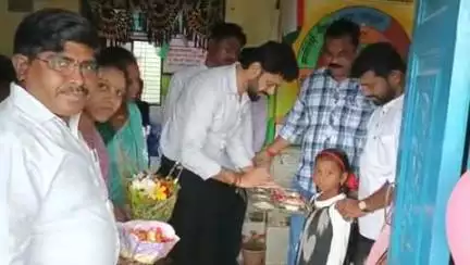 खालापूर: वडगाव जिल्हा परिषद शाळेत नवीन विद्यार्थ्यांचा प्रवेशोत्सव, गटविकास अधिकाऱ्यांची उपस्थिती