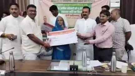 चंदौली: कलेक्ट्रेट में मुख्यमंत्री कृषक दुर्घटना कल्याण योजना के तहत 109 कृषक आश्रितों को ₹50,76,000 की सहायता राशि का वितरण