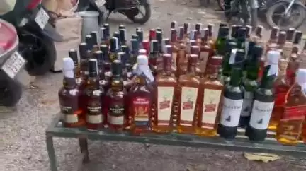 रायपुर: हर्ष प्राइड में आबकारी विभाग ने छापा मारा, शराब के कई ब्रांडों के साथ आरोपी गिरफ्तार, 105 लीटर विदेशी मदिरा ज़ब्त
