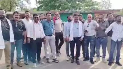 कवर्धा: पत्रकारों का गुस्सा फूटा, पुलिस विभाग द्वारा नोटिस जारी करने के विरोध में कलेक्ट्रेट में किया प्रदर्शन