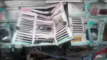 नौरोजाबाद: जीएम कंपलेक्स के पास ट्रक का ब्रेक पाइप फटने से दूसरे ट्रक से टक्कर, खलासी घायल