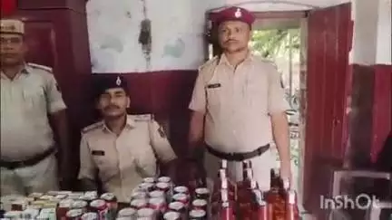आरा: DSP पश्चिमी के नेतृत्व में रेल थानाध्यक्ष आरा एवं थाना अध्यक्ष बक्सर ने ट्रेन में लावारिस हालत में शराब की बरामदगी की