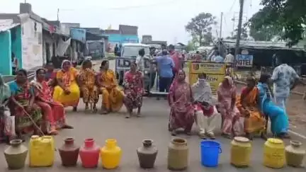 নিতুড়িয়া: পানীয় জলের দাবিতে পথ অবরোধ করে বিক্ষোভ দেখালেন নিতুরিয়া থানার ভাদুরডাঙ্গা ডমসুতা গ্রামের বাসিন্দারা#jansamasya