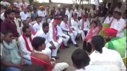 मऊ: मऊ के पिपरौड़ गांव में हुई हत्या मामले में पीड़ित परिवार से मिलने पहुंचा समाजवादी पार्टी का प्रतिनिधिमंडल