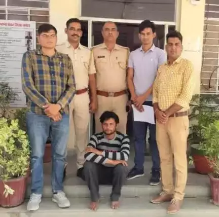 जिला कोटा ग्रामीण पुलिस की अपराधियों के खिलाफ #निरंतर_कार्यवाही जारी 

थाना चेचट ने #सनसनीखेज घटना का मात्र, 04 घंटे में #खुलासा करते हुए मूर्तियों को खंडित करने वाले,01 आरोपी को #गिरफ्तार करने में सफलता हासिल की