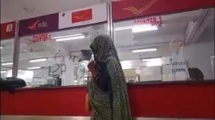 शिवपुरी नगर: शिवपुरी पोस्ट ऑफिस मानपुर की महिला को जमा पैसे नहीं दे रहा, बेटे के इलाज के लिए है जरूरत