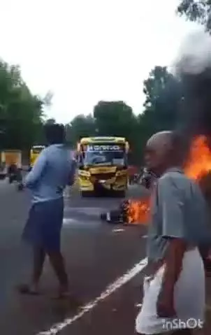 ಕುಂದಾಪುರ: ಕೆಂಚನೂರಿನಲ್ಲಿ ಖಾಸಗಿ ಬಸ್ಸಿಗೆ ಬೈಕ್ ಡಿಕ್ಕಿ ಹೊಡೆದು ಸವಾರ ಸ್ಥಳದಲ್ಲೇ ಮೃತ, ಬೈಕ್ ಸುಟ್ಟು ಕರಕಲು