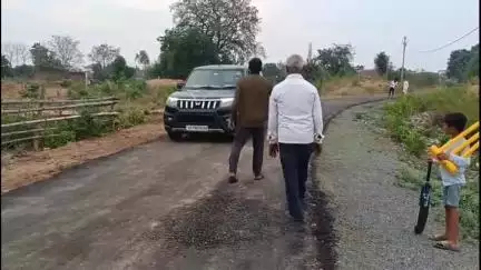 उचेहरा: तहसील मोड़ से खेरदाई मंदिर तक बनी सड़क जगह-जगह से उखड़ी, लोगों ने उठाए सवाल