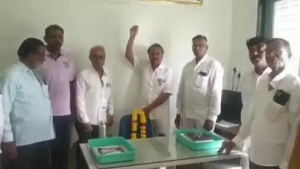 राहुरी: देवळाली प्रवरात सातत्याने वीज पुरवठा खंडित होत असल्याने महावितरण कार्यालयात रिकाम्या खुर्चीला हार घालत आंदोलन