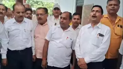 सिराथू: जमीन बैनामा का सर्किल रेट बढ़ने से अधिवक्ताओं ने सिराथू तहसील में किया प्रदर्शन,कहा- रेट कम होने पर रुकेंगे #jansamasya