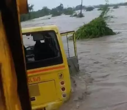 સાવરકુંડલા: સાવરકુંડલાના મેરામણ નદીના બેઠા પુલમાં પાણીમાં તણાયેલ સ્કૂલ બસમાં બેસેલા ૬ લોકોનું કરાયુ રેસ્ક્યુ
