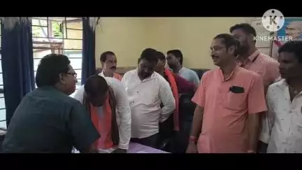 कसडोल: कसडोल नगर के जनप्रतिनिधियों ने पूर्व विधानसभा अध्यक्ष के जन्मदिन पर CHC केंद्र में फल वितरण कर मरीजों का हाल-चाल जाना