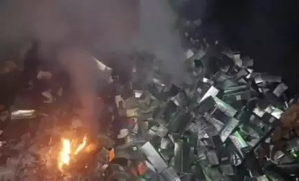 धनबाद/केंदुआडीह: तेलीपाडा श्मशान रोड के जंगल में भारी मात्रा में अंग्रेजी दवाइयां जलाई गईं, क्षेत्र में चर्चा