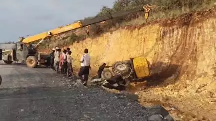 పాణ్యం మండలం పిన్నాపురం గ్రామ సమీపంలో గ్రీన్ కో  కంపెనీ వద్ద,రోడ్డు ప్రమాదం