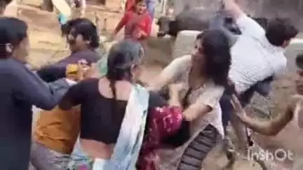 इगलास: इगलास कोतवाली क्षेत्र के गांव भौरा गोरवा में दो पक्षों के बीच जमकर लाठी-डंडे चले, हुआ पथराव, वीडियो वायरल