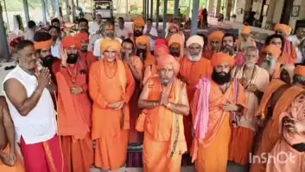सिरोही: अहमदाबाद विमान हादसे में मृतकों को श्रद्धांजलि, श्री आबूराज संत सेवा मंडल ने वेदनाथ महादेव मंदिर में किया शोक सभा