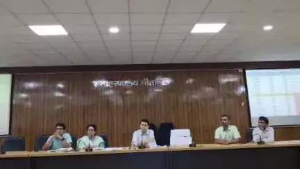 डुमरा: डुमरा परिचर्चा भवन में आईसीडीएस योजनाओं की समीक्षा बैठक में गहन जांच की गई