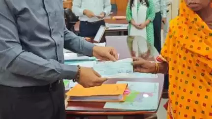 गया टाउन सीडी ब्लॉक: गया: डीएम ने 5 आपदा पीड़ित परिवारों को मुआवजा दिया, चेक सौंपा