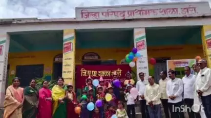 निलंगा: जिल्हा परिषद प्राथमिक शाळेतील नवोदित विद्यार्थ्यांचे सरपंच गजानन पाटील यांनी पुष्प  देऊन केले स्वागत