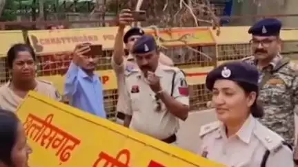 साजा: अमलडीहा में नाबालिक युवक की हत्या के मामले में सैकड़ों ग्रामीणों ने किया कलेक्टर कार्यालय का घेराव