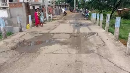 সাঁতুড়ি: সেতুর কিছু অংশ ভেঙে গিয়ে চলাচলের সমস্যা  শাতুড়ি ব্লকের ভাঁটি গ্রামে
