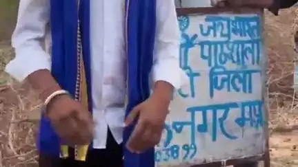 चंदेरी: चंदेरी बायपास रोड पर भीम आर्मी कार्यकर्ताओं ने शासकीय भूमि पर खड़ा किया पाठशाला का बोर्ड