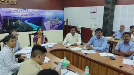 ಕಾರವಾರ: ನಗರದ ಜಿಲ್ಲಾಧಿಕಾರಿ ಕಚೇರಿಯಲ್ಲಿ ಜಿಲ್ಲೆಯ ಕಬ್ಬು ಬೆಳಗಾರರ ಮತ್ತು ಸಕ್ಕರೆ ಕಾರ್ಖಾನೆಯ ಪ್ರತಿನಿಧಿಗಳ ಸಭೆ