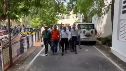 बांसवाड़ा: कलेक्ट्रेटपरिसर में पेंशनर्स नारेबाजी करतेहुए आठवें वेतन आयोगकी मांग कोलेकर CM के नाम कलेक्टर को दिया ज्ञापन #jansamasya