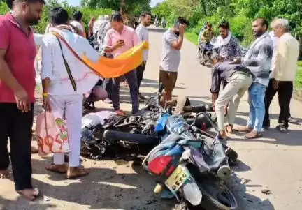 इछावर: दीवडिया रोड पर नयापुरा के पास भीषण सड़क हादसा, दो बाइकों की टक्कर में एक की मौत, एक गंभीर घायल