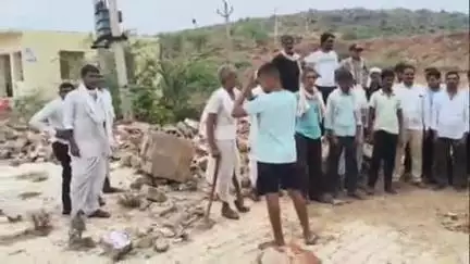 मासलपुर: चैनपुर में शमशान भूमि पर चार दिवारी फैलाकर अतिक्रमण का ग्रामीणों ने किया विरोध, सीमाज्ञान कराकर पट्टा जारी करने की मांग