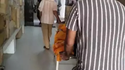पोरसा: भूपपुरा गांव के पास चलती बाइक से गिरी महिला, गंभीर चोटें आईं, ज़िला अस्पताल रेफर